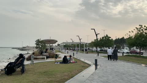 جلسات ومقاعد خارجية، ممارسة رياضة المشي، جو عائلي هادئ ، قضاء الاطفال وقت ممتع، وجهة ترفيهية مفتوحة، ممشى همس في مدينة الدمام في المنطقة الشرقية في 28 ديسمبر، تجربة تنزه عصرية، مساحة للمشي والاسترخاء