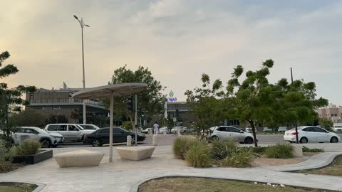 مكان للتنزه مع العائلة، ممشى همس في مدينة الدمام في المنطقة الشرقية في 28 ديسمبر، جلسات ومقاعد خارجية، ممارسة رياضة المشي، جو عائلي هادئ ، وجهة ترفيهية مفتوحة، مساحة للمشي والاسترخاء