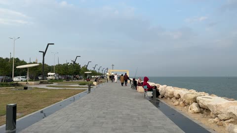 The Hams Walkway in the city of Dammam in the Eastern Province on December 28, outdoor seating and benches, practicing walking, a calm family atmosphere, children having a good time, an open recreational destination, space for walking and relaxation.