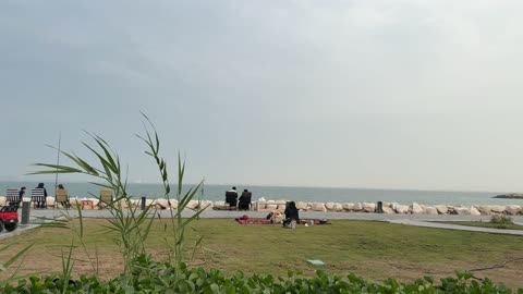 مكان للتنزه مع العائلة، ممشى همس في مدينة الدمام في المنطقة الشرقية في 28 ديسمبر، جلسات ومقاعد خارجية، ممارسة رياضة المشي، جو عائلي هادئ ، وجهة ترفيهية مفتوحة، مساحة للمشي والاسترخاء