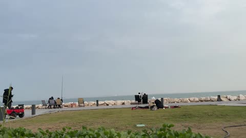 مكان للتنزه مع العائلة، ممشى همس في مدينة الدمام في المنطقة الشرقية في 28 ديسمبر، جلسات ومقاعد خارجية، ممارسة رياضة المشي، جو عائلي هادئ ، وجهة ترفيهية مفتوحة، مساحة للمشي والاسترخاء