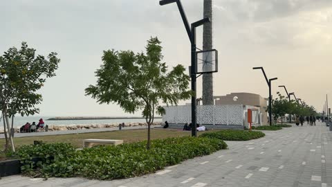 ممشى همس في مدينة الدمام في المنطقة الشرقية في 28 ديسمبر، جلسات ومقاعد خارجية، ممارسة رياضة المشي، جو عائلي هادئ ، قضاء الاطفال وقت ممتع، وجهة ترفيهية مفتوحة، مساحة للمشي والاسترخاء