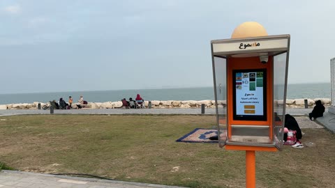 جهاز مسموع مكتبة الكتب الصوتية في ممشى همس في المنطقة الشرقية في 28 ديسمبر، كورنيش القوارب بطريق الملك عبدالله في الدمام، مكان للتنزه مع العائلة، جلسات ومقاعد خارجية، ممارسة رياضة المشي، جو عائلي هادئ ، مساحة للمشي والاسترخاء