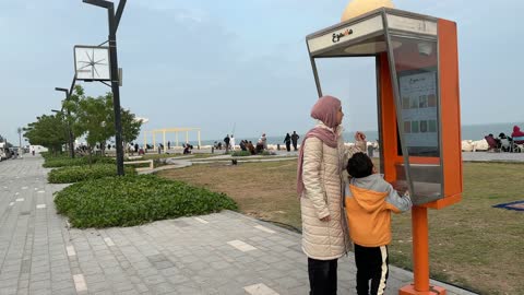 جهاز مسموع مكتبة الكتب الصوتية في ممشى همس في المنطقة الشرقية في 28 ديسمبر، كورنيش القوارب بطريق الملك عبدالله في الدمام، مكان للتنزه مع العائلة، جلسات ومقاعد خارجية، ممارسة رياضة المشي، جو عائلي هادئ ، مساحة للمشي والاسترخاء