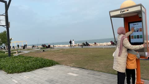 جهاز مسموع مكتبة الكتب الصوتية في ممشى همس في المنطقة الشرقية في 28 ديسمبر، كورنيش القوارب بطريق الملك عبدالله في الدمام، مكان للتنزه مع العائلة، جلسات ومقاعد خارجية، ممارسة رياضة المشي، جو عائلي هادئ ، مساحة للمشي والاسترخاء