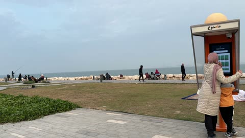 جهاز مسموع مكتبة الكتب الصوتية في ممشى همس في المنطقة الشرقية في 28 ديسمبر، كورنيش القوارب بطريق الملك عبدالله في الدمام، مكان للتنزه مع العائلة، جلسات ومقاعد خارجية، ممارسة رياضة المشي، جو عائلي هادئ ، مساحة للمشي والاسترخاء