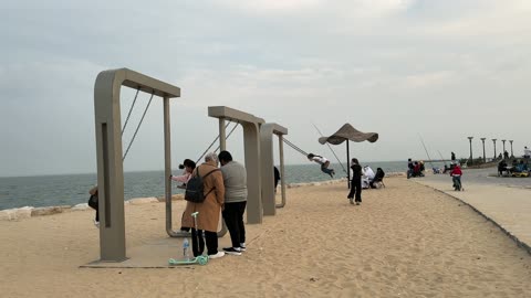 قضاء الاطفال وقت ممتع باللعب على الارجوحة، ممشى همس في مدينة الدمام في المنطقة الشرقية في 28 ديسمبر، جلسات ومقاعد خارجية، ممارسة رياضة المشي، جو عائلي هادئ ، وجهة ترفيهية مفتوحة، مساحة للمشي والاسترخاء