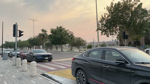 وجهة ساحلية ترفيهية مفتوحة، كورنيش القوارب بطريق الملك عبدالله في الدمام، مكان للتنزه مع العائلة، ممشى همس في المنطقة الشرقية في 28 ديسمبر، جلسات ومقاعد خارجية، ممارسة رياضة المشي، جو عائلي هادئ ، مساحة للمشي والاسترخاء