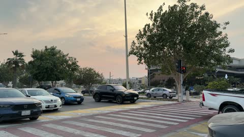 وجهة ساحلية ترفيهية مفتوحة، كورنيش القوارب بطريق الملك عبدالله في الدمام، مكان للتنزه مع العائلة، ممشى همس في المنطقة الشرقية في 28 ديسمبر، جلسات ومقاعد خارجية، ممارسة رياضة المشي، جو عائلي هادئ ، مساحة للمشي والاسترخاء