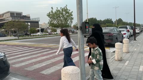 كورنيش القوارب بطريق الملك عبدالله في الدمام، مكان للتنزه مع العائلة، ممشى همس في المنطقة الشرقية في 28 ديسمبر، جلسات ومقاعد خارجية، ممارسة رياضة المشي، جو عائلي هادئ ، وجهة ترفيهية مفتوحة، مساحة للمشي والاسترخاء