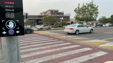 عبور المشاة والسيارات، كورنيش القوارب بطريق الملك عبدالله في الدمام، مكان للتنزه مع العائلة، ممشى همس في المنطقة الشرقية في 28 ديسمبر، جلسات ومقاعد خارجية، ممارسة رياضة المشي، جو عائلي هادئ ، مساحة للمشي والاسترخاء