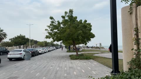 Hams Walk in the Eastern Province on December 28, the Corniche of Boats on King Abdullah Road in Dammam, a place for family outings, outdoor seating and benches, practicing walking, a calm family atmosphere, space for walking and relaxation.