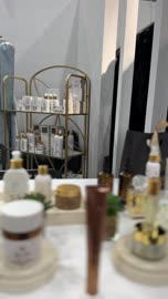 تنوع المنتجات فى معرض المصممين والمصممات فى المنطقة الشرقية يوم 29 من ديسمبر 2025 ، المملكة العربية السعودية، تفاعل مباشر مع الزوار ، أحدث صيحات الموضة والإكسسوارات، منصة إبداعية للأزياء والتصميم ،  إبراز الهوية والابتكار