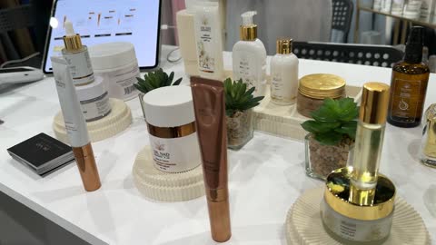 اركان العطور والهدايا فى معرض المصممين والمصممات فى المنطقة الشرقية يوم 29 من ديسمبر 2025 ، المملكة العربية السعودية، تفاعل مباشر مع الزوار ، أحدث صيحات الموضة والإكسسوارات، منصة إبداعية للأزياء والتصميم ،  إبراز الهوية والابتكار