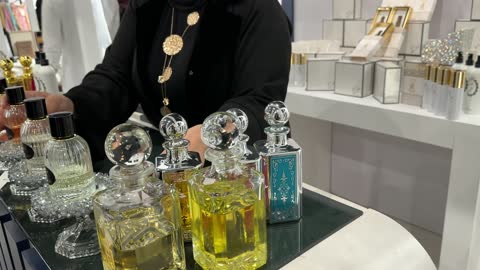 اركان العطور والهدايا فى معرض المصممين والمصممات فى المنطقة الشرقية يوم 29 من ديسمبر 2025 ، المملكة العربية السعودية، تفاعل مباشر مع الزوار ، أحدث صيحات الموضة والإكسسوارات، منصة إبداعية للأزياء والتصميم ،  إبراز الهوية والابتكار