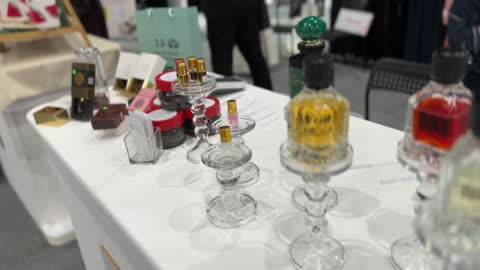 اركان الهدايا والعطور فى معرض المصممين والمصممات فى المنطقة الشرقية يوم 29 من ديسمبر 2025 ، المملكة العربية السعودية، تفاعل مباشر مع الزوار ، منصة إبداعية للأزياء والتصميم ، أحدث صيحات الموضة والإكسسوارات، إبراز الهوية والابتكار