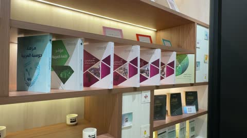 متجر الهدايا في معرض اللغة العربية للكبارفى مقر مجمع الملك سلمان العالمي للغة العربية في حي الورود بالرياض يوم ١١ من ديسمبر 2025، تحقيق رؤية السعودية 2030 في المجال الثقافي،  أنشطة ثقافية وفكرية متنوعة، تعزيز مهارة اللغة والتواصل لدى البالغين