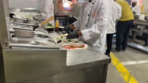 المعجنات والبيتزا في مهرجان إثراء للطعام من ٢٢ ديسمبر حتى ع يناير ٢٠٢٦، مركز الملك عبد العزيز للثقافة العالمية (إثراء) في الظهران في المملكة العربية السعودية، تصميم فريد يشبه الحصى، يضم مرافق ثقافية وتعليمية متنوعة مثل مكتبة ومتحف ومسرح وسينما