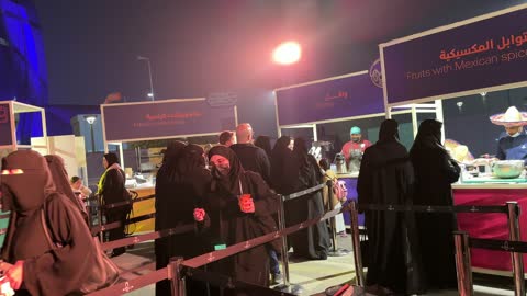 العديد من أكشاك الطعام في مهرجان إثراء للطعام من ٢٢ ديسمبر حتى ع يناير ٢٠٢٦، مركز الملك عبد العزيز للثقافة العالمية (إثراء) في الظهران في المملكة العربية السعودية، تصميم فريد يشبه الحصى