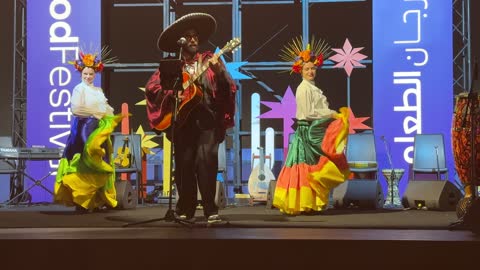 فرقة تؤدي رقصة فولكلورية مكسيكية تقليدية، مهرجان إثراء للطعام من ٢٢ ديسمبر حتى ع يناير ٢٠٢٦، مركز الملك عبد العزيز للثقافة العالمية (إثراء) في الظهران في المملكة العربية السعودية، تصميم فريد يشبه الحصى