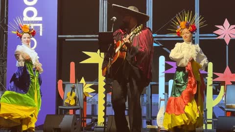 تتضمن رقصة فولكلورية مكسيكية تقليدية أزياء ملونة وتقليدية، مهرجان إثراء للطعام من ٢٢ ديسمبر حتى ع يناير ٢٠٢٦، مركز الملك عبد العزيز للثقافة العالمية (إثراء) في الظهران في المملكة العربية السعودية، تصميم فريد يشبه الحصى