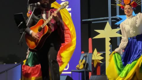 جزء أساسي من احتفالات الطعام والثقافة في مختلف أنحاء العالم، رقصة فولكلورية مكسيكية، مهرجان إثراء للطعام من ٢٢ ديسمبر حتى ع يناير ٢٠٢٦، مركز الملك عبد العزيز للثقافة العالمية (إثراء) في الظهران في المملكة العربية السعودية، تصميم فريد يشبه الحصى