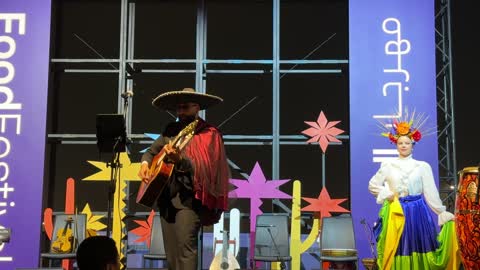 عروض الترفيهية الحية كالعروض الموسيقية والفلكلورية، رقصة فولكلورية مكسيكية، مهرجان إثراء للطعام من ٢٢ ديسمبر حتى ع يناير ٢٠٢٦، مركز الملك عبد العزيز للثقافة العالمية (إثراء) في الظهران في المملكة العربية السعودية، تصميم فريد يشبه الحصى