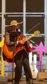 جزء من فعاليات تذوق الأطعمة العالمية والمحلية، مهرجان إثراء للطعام من ٢٢ ديسمبر حتى ع يناير ٢٠٢٦، رقصة فولكلورية مكسيكية، مركز الملك عبد العزيز للثقافة العالمية (إثراء) في الظهران في المملكة العربية السعودية، تصميم فريد يشبه الحصى