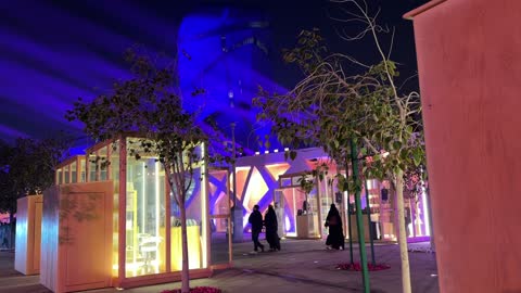 الأضواء الليلية في الصورة كجزء من الفعاليات الموسمية، تصميم معماري يتكون من خمسة هياكل تشبه الحصى، مهرجان إثراء للطعام من ٢٢ ديسمبر حتى ع يناير ٢٠٢٦، مركز الملك عبد العزيز للثقافة العالمية (إثراء) في الظهران في المملكة العربية السعودية