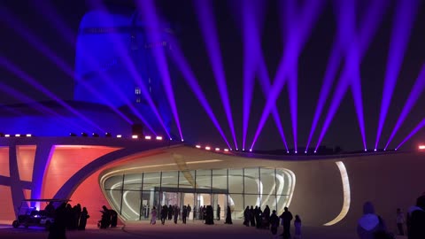 الأضواء الليلية في الصورة كجزء من الفعاليات الموسمية، تصميم معماري يتكون من خمسة هياكل تشبه الحصى، مهرجان إثراء للطعام من ٢٢ ديسمبر حتى ع يناير ٢٠٢٦، مركز الملك عبد العزيز للثقافة العالمية (إثراء) في الظهران في المملكة العربية السعودية