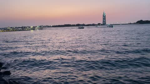 حركة السفن في البحر نشاط ترفيهي، ممشى بحري وشواطئ رملية، بحر أبحر شمال مدينة جدة في المملكة العربية السعودية 25ديسمبر ٢٠٢٥ ، الخليج السياحي ،تصوير لكورنيش ابحر جدة ، اماكن ومعالم سياحية