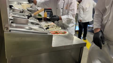 المعجنات والبيتزا في مهرجان إثراء للطعام من ٢٢ ديسمبر حتى ع يناير ٢٠٢٦، مركز الملك عبد العزيز للثقافة العالمية (إثراء) في الظهران في المملكة العربية السعودية، تصميم فريد يشبه الحصى، يضم مرافق ثقافية وتعليمية متنوعة مثل مكتبة ومتحف ومسرح وسينما