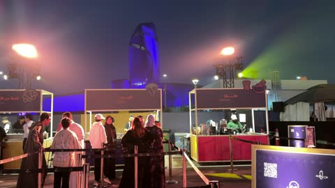 العديد من أكشاك الطعام في مهرجان إثراء للطعام من ٢٢ ديسمبر حتى ع يناير ٢٠٢٦، مركز الملك عبد العزيز للثقافة العالمية (إثراء) في الظهران في المملكة العربية السعودية، تصميم فريد يشبه الحصى