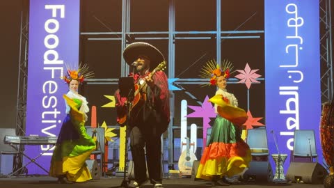 فرقة تؤدي رقصة فولكلورية مكسيكية تقليدية، مهرجان إثراء للطعام من ٢٢ ديسمبر حتى ع يناير ٢٠٢٦، مركز الملك عبد العزيز للثقافة العالمية (إثراء) في الظهران في المملكة العربية السعودية، تصميم فريد يشبه الحصى