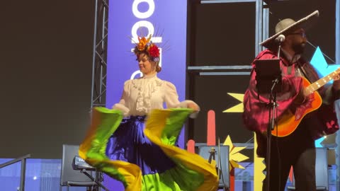 باليه فولكلوريكو فرقة تؤدي رقصة فولكلورية مكسيكية تقليدية، مهرجان إثراء للطعام من ٢٢ ديسمبر حتى ع يناير ٢٠٢٦، مركز الملك عبد العزيز للثقافة العالمية (إثراء) في الظهران في المملكة العربية السعودية، تصميم فريد يشبه الحصى