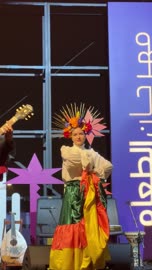 تتضمن رقصة فولكلورية مكسيكية تقليدية أزياء ملونة وتقليدية، مهرجان إثراء للطعام من ٢٢ ديسمبر حتى ع يناير ٢٠٢٦، مركز الملك عبد العزيز للثقافة العالمية (إثراء) في الظهران في المملكة العربية السعودية، تصميم فريد يشبه الحصى