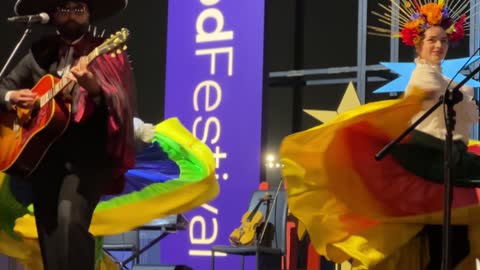 جزء أساسي من احتفالات الطعام والثقافة في مختلف أنحاء العالم، رقصة فولكلورية مكسيكية، مهرجان إثراء للطعام من ٢٢ ديسمبر حتى ع يناير ٢٠٢٦، مركز الملك عبد العزيز للثقافة العالمية (إثراء) في الظهران في المملكة العربية السعودية، تصميم فريد يشبه الحصى