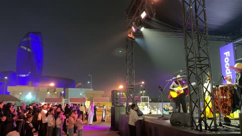 عرض فلكلوري حي يعكس التنوع الثقافي في مهرجان الطعام، مهرجان إثراء للطعام من ٢٢ ديسمبر حتى ع يناير ٢٠٢٦، رقصة فولكلورية مكسيكية، مركز الملك عبد العزيز للثقافة العالمية (إثراء) في الظهران في المملكة العربية السعودية، تصميم فريد يشبه الحصى