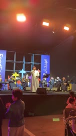 الإضاءة خافتة تركز على المؤدين، فرقة موسيقية تقليدية على خشبة مسرح مضاءة، مهرجان إثراء للطعام من ٢٢ ديسمبر حتى ع يناير ٢٠٢٦، مركز الملك عبد العزيز للثقافة العالمية (إثراء) في الظهران في المملكة العربية السعودية، تصميم فريد يشبه الحصى