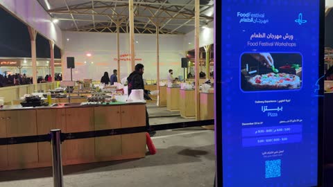 تصميم معماري يتكون من خمسة هياكل تشبه الحصى، مهرجان إثراء للطعام من ٢٢ ديسمبر حتى ع يناير ٢٠٢٦، مركز الملك عبد العزيز للثقافة العالمية (إثراء) في الظهران في المملكة العربية السعودية