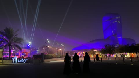 الأضواء الليلية في الصورة كجزء من الفعاليات الموسمية، تصميم معماري يتكون من خمسة هياكل تشبه الحصى، مهرجان إثراء للطعام من ٢٢ ديسمبر حتى ع يناير ٢٠٢٦، مركز الملك عبد العزيز للثقافة العالمية (إثراء) في الظهران في المملكة العربية السعودية