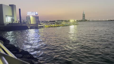 برج وناطحة سحاب في الخلفية، بحر أبحر شمال مدينة جدة في المملكة العربية السعودية ٢٥  ديسمبر ٢٠٢٥، الخليج السياحي ، تصوير لكورنيش ابحر جدة ، اماكن ومعالم سياحية، ممشى بحري وشواطئ رملية