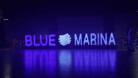 نص باللون الأزرق في الصورة BLUE MARINA، ممشى بحري وشواطئ رملية، بحر أبحر شمال مدينة جدة في المملكة العربية السعودية أخ ديسمبر ٢٠٢٥ ، الخليج السياحي ،تصوير لكورنيش ابحر جدة ، اماكن ومعالم سياحية