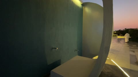 دش خارجي أو منطقة استحمام خاصة، ممشى بحري وشواطئ رملية، بحر أبحر شمال مدينة جدة في المملكة العربية السعودية 25 ديسمبر ٢٠٢٥ ، الخليج السياحي ،تصوير لكورنيش ابحر جدة ، اماكن ومعالم سياحية ترفيهية