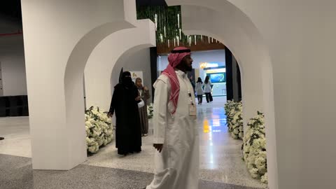 تجمع الزوار فى معرض المصممين والمصممات فى المنطقة الشرقية يوم 29 من ديسمبر 2025 ، المملكة العربية السعودية، منصة إبداعية للأزياء والتصميم ، أحدث صيحات الموضة والإكسسوارات، إبراز الهوية والابتكار