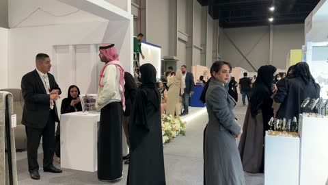 تجمع الزوار فى معرض المصممين والمصممات فى المنطقة الشرقية يوم 29 من ديسمبر 2025 ، المملكة العربية السعودية، منصة إبداعية للأزياء والتصميم ، أحدث صيحات الموضة والإكسسوارات، إبراز الهوية والابتكار