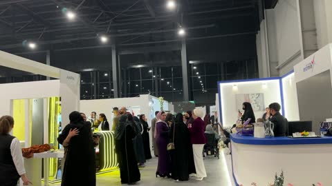 تجمع الزوار فى معرض المصممين والمصممات فى المنطقة الشرقية يوم 29 من ديسمبر 2025 ، المملكة العربية السعودية، منصة إبداعية للأزياء والتصميم ، أحدث صيحات الموضة والإكسسوارات، إبراز الهوية والابتكار