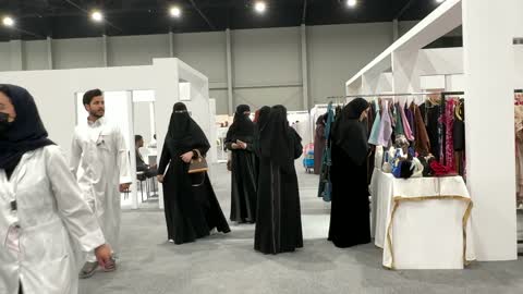 تفاعل مباشر مع الزوار فى معرض المصممين والمصممات فى المنطقة الشرقية يوم 29 من ديسمبر 2025 ، المملكة العربية السعودية، منصة إبداعية للأزياء والتصميم ، أحدث صيحات الموضة والإكسسوارات، إبراز الهوية والابتكار