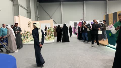 تفاعل مباشر مع الزوار فى معرض المصممين والمصممات فى المنطقة الشرقية يوم 29 من ديسمبر 2025 ، المملكة العربية السعودية، منصة إبداعية للأزياء والتصميم ، أحدث صيحات الموضة والإكسسوارات، إبراز الهوية والابتكار