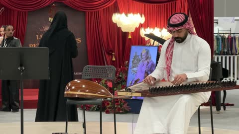 A live musical performance at the Designers and Designers Exhibition in the Eastern Province on December 29, 2025, Saudi Arabia, a creative platform for fashion and design, the latest trends in fashion and accessories, direct interaction with visitors, highlighting identity and innovation.